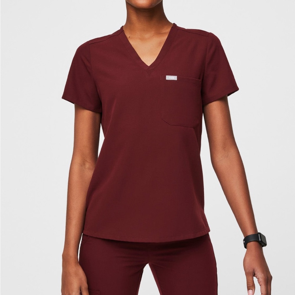 Figs woman’s Catarina one pocket top maroon, medium